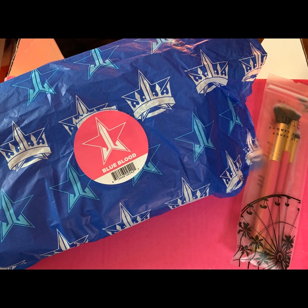 Jeffree Star Blue Blood Palette and Luxie brushes